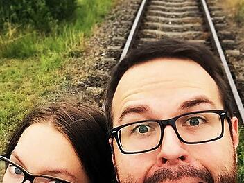 Mit diesem auf einer stillgelegten Bahnstrecke entstandenen Selfie haben sich die FT-Redakteure Lena Alt und Tobias Stich einen Spaß erlaubt. Der Zug ist natürlich mit reinretuschiert - so etwas in Realität nachahmen zu wollen, ist lebensgefährlich!  Fotomontage: Tobias Stich