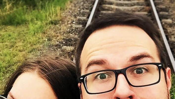 Mit diesem auf einer stillgelegten Bahnstrecke entstandenen Selfie haben sich die FT-Redakteure Lena Alt und Tobias Stich einen Spaß erlaubt. Der Zug ist natürlich mit reinretuschiert - so etwas in Realität nachahmen zu wollen, ist lebensgefährlich!  Fotomontage: Tobias Stich