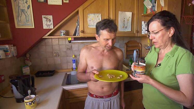 Bei Gottfried (54) und Brigitte (52) beginnt der erste Morgen der Hofwoche. Es gibt Tee, Kaffee und Walnüsse als erstes Frühstück. Foto: RTL - Alle Infos zu "Bauer sucht Frau" im Special bei RTL.de: http://www.rtl.de/cms/sendungen/bauer-sucht-frau.html