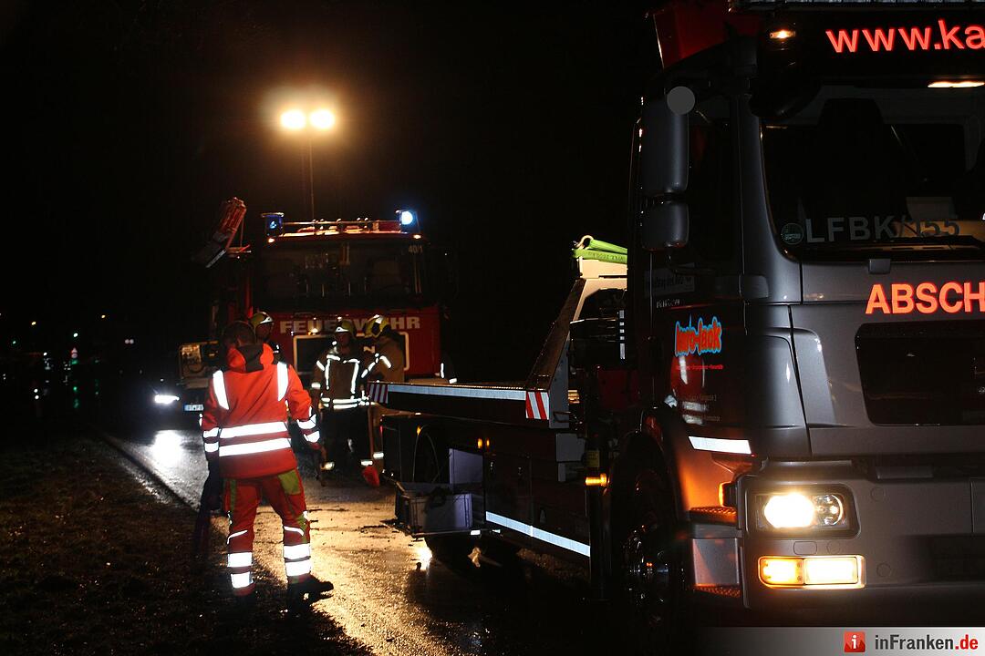 Schwerer Unfall bei Neuenmarkt - Fahrer überlebt schwerverletzt