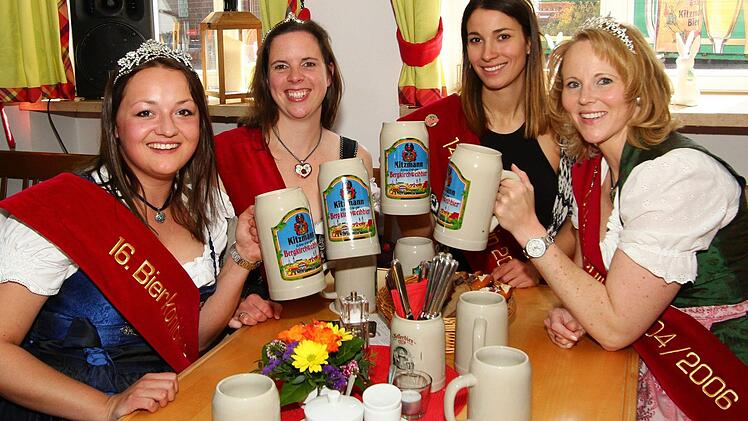 Stelldichein der Bierköniginnen bei der Verkostung des Kitzmann-Bergkirchweihbiers, links Kristin, die die Brauerei 2016/17 repräsentiert.
