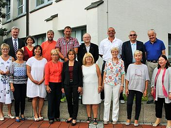 Zahlreiche Lehrkräfte von Grund- und Mittelschulen wurden für ihr 25. beziehungsweise 40. Dienstjubiläum geehrt oder in den Ruhestand versetzt. Unser Bild zeigt diese mit Schulamtsdirektor Werner Löffler und Sandra Eichfelder als Personalrats-Vertreterin (hinten links). Foto: Haberzettl