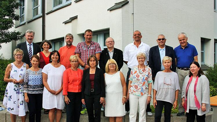 Zahlreiche Lehrkräfte von Grund- und Mittelschulen wurden für ihr 25. beziehungsweise 40. Dienstjubiläum geehrt oder in den Ruhestand versetzt. Unser Bild zeigt diese mit Schulamtsdirektor Werner Löffler und Sandra Eichfelder als Personalrats-Vertreterin (hinten links). Foto: Haberzettl