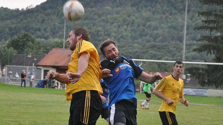 Auch wenn der Kirchehrenbacher Christian Dorsch (li.) den Luftkampf gegen Kim Scheller gewinnt, waren die Gastgeber dem Tabellenführer deutlich unterlegen.  Foto: Leo Hühnlein