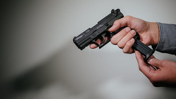 Ein 48-Jähriger wurde in Forchheim massiv mit einer Waffe bedroht. Der Täter war bereits von der Polizei gesucht worden. Symbolbild: Oliver Killig/dpa-Zentralbild/dpa