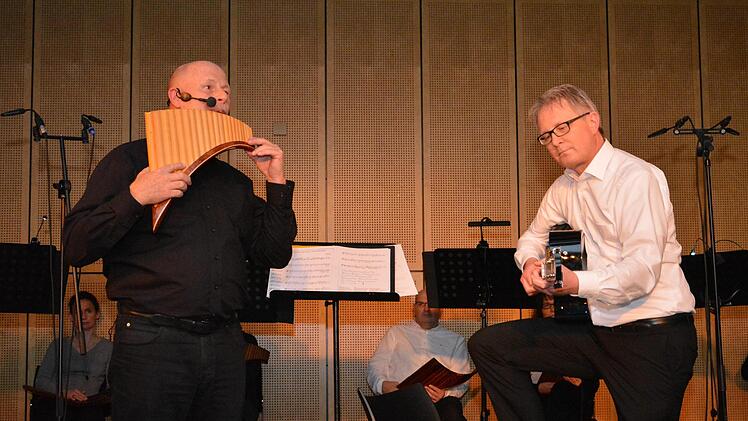 Die "CumPane" entlockten ihrem Instrument schöne, meditative Klänge, die sehr vertraut wirkten. Foto: Björn Hein