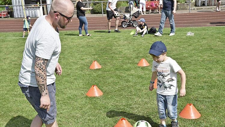 Das Dribbeln muss ein guter Fußballer beherrschen. Unter Anleitung gelingt der erste Versuch schon ganz gut.