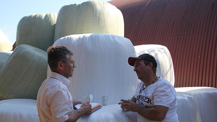 Ausbildungsberater Martin Mack (links) und der Bramberger Biolandwirt Rainer Schauer, auf dessen Hof Teile der Pr&uuml;fung stattfanden.