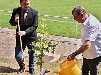 Zu Ehren des ehemaligen langjährigen Vorsitzenden Hermann Suckert (rechts) pflanzten er und Vorsitzender Stefan Scholl einen Baum am Sportplatz.Helmut Will