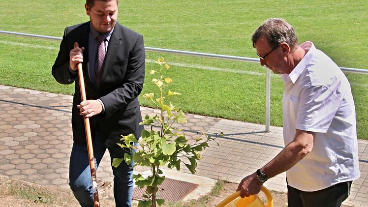 Zu Ehren des ehemaligen langjährigen Vorsitzenden Hermann Suckert (rechts) pflanzten er und Vorsitzender Stefan Scholl einen Baum am Sportplatz.Helmut Will