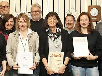 Die Geehrten des TSV Berterlsdorf (vorne) zusammen mit den neuen Vorstandsmitgliedern (hinten): Der scheidende Vorsitzende Michael Dietzel (rechts) übergibt symbolisch mit einem Handschlag den Verein an den neuen Vorsitzenden Uwe Schäftlein (Zweiter von rechts). Foto: Michael Stelzner