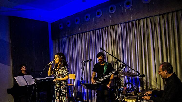 Impressionen vom Coburg-Gastspiel von der in Berlin lebenden argentinischen Sängerin Lily Dahab und ihrer Band bei "Leise am Markt."Foto: Jochen Berger