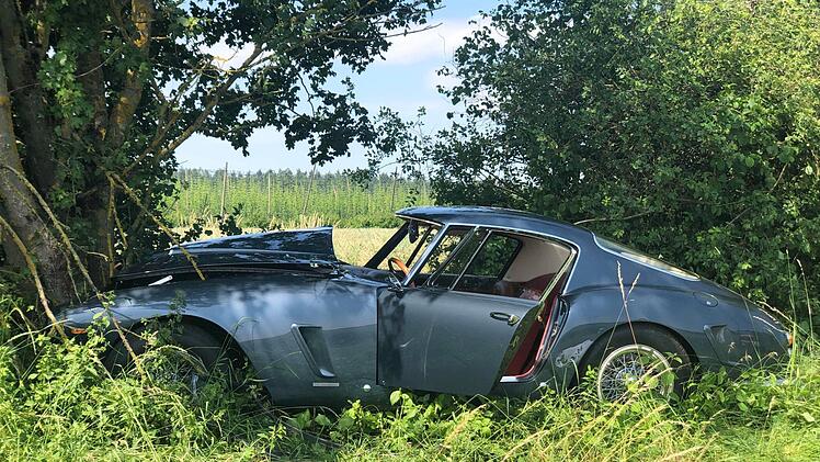 Ein 78-Jähriger ist am Sonntagvormittag im Kreis Nürnberger Land mit dem Auto gegen einen Baum geprallt. Er erlag seinen schweren Verletzungen. Foto: News5/Friedrich