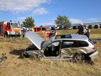 Bei einem Unfall in Hof wurde am Samstagnachmittag eine Person eingeklemmt und schwer verletzt. Die genaue Lage ist noch unklar.  Foto: Fricke/News5