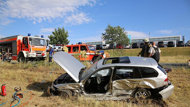 Bei einem Unfall in Hof wurde am Samstagnachmittag eine Person eingeklemmt und schwer verletzt. Die genaue Lage ist noch unklar.  Foto: Fricke/News5