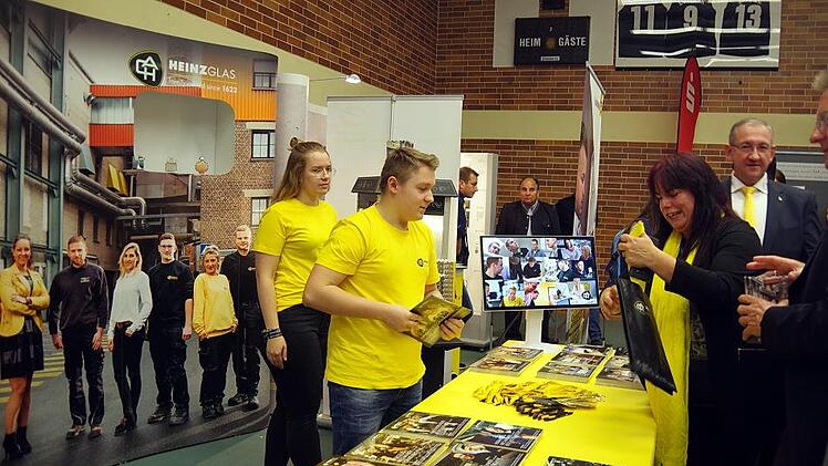 IHK-Vizepräsident Hans Rebhan am Stand der Firma Heinz Glas  Foto: Heike Schülein