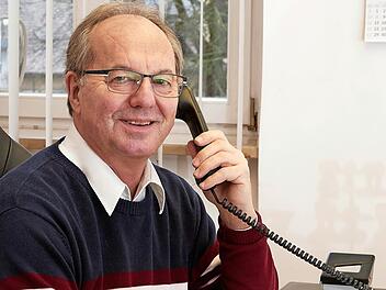 Alfred Bernhardt an seinem Arbeitsplatz im Pfarrb&uuml;ro