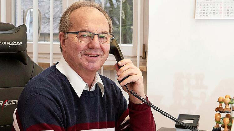 Alfred Bernhardt an seinem Arbeitsplatz im Pfarrbüro