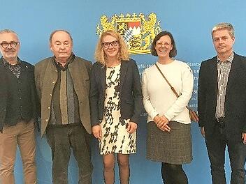 Der Finanz- und Heimatminister Albert Füracker übergab im bayerischen Heimatministerium in Nürnberg den Preis „Heimatpflege – Ausgezeichnet!“ an den Heimatkreis Braunau/Sudetenland in Kooperation mit dem Verein Omnium (v. l.): Erik Buchholz, Diete...