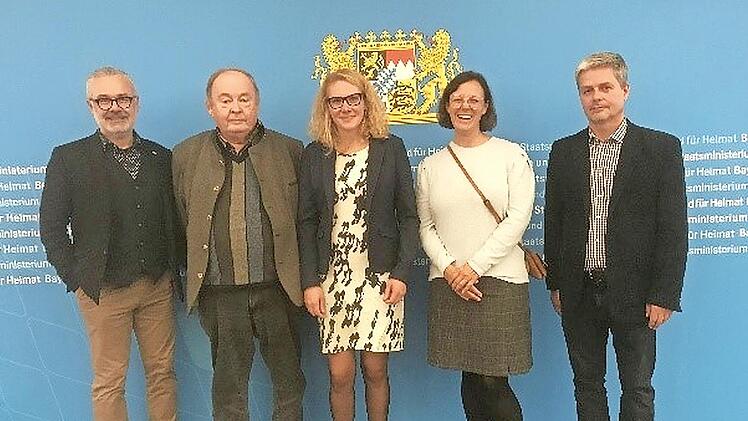 Der Finanz- und Heimatminister Albert Füracker übergab im bayerischen Heimatministerium in Nürnberg den Preis „Heimatpflege – Ausgezeichnet!“ an den Heimatkreis Braunau/Sudetenland in Kooperation mit dem Verein Omnium (v. l.): Erik Buchholz, Diete...