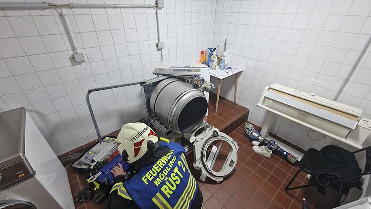 Feuerwehr befreit 13-Jährige aus Wäschetrockner