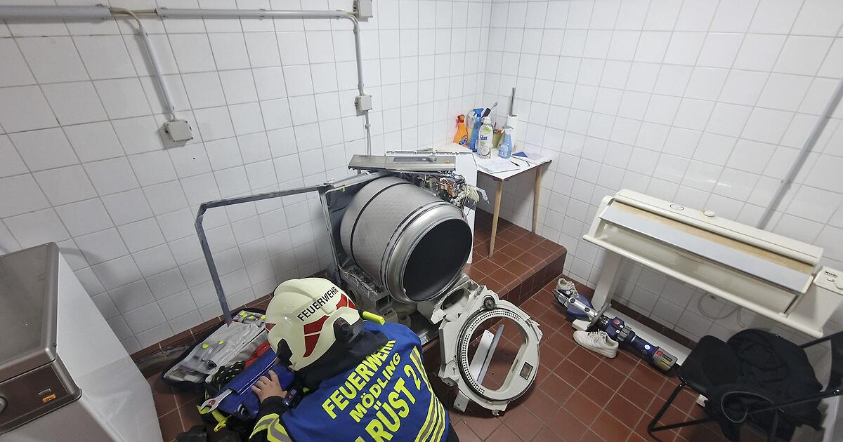 Feuerwehr-befreit-13-J-hrige-aus-W-schetrockner
