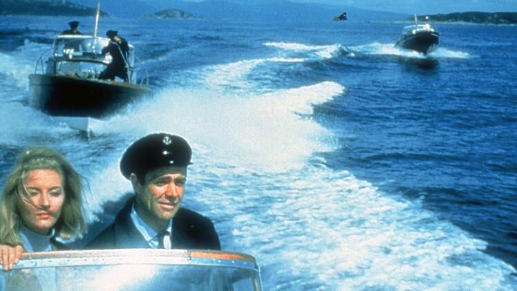 Die Gegner liefern sich gef&auml;hrliche Verfolgungsjagden: Die Verbrecherorganisation "Phantom" jagt Bond (Sean Connery) und Tatjana (Daniela Bianchi).