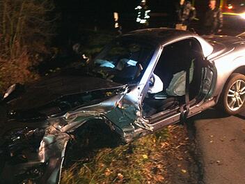 Das Autowrack wurde noch in der Nacht von einem Abschleppwagen aus dem Wald geborgen. Foto: Michael Busch