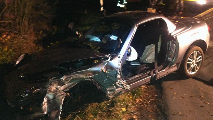 Das Autowrack wurde noch in der Nacht von einem Abschleppwagen aus dem Wald geborgen. Foto: Michael Busch