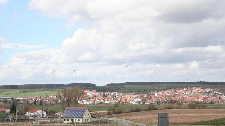 Zur neuen Skyline von Mühlhausen gehören jetzt auch die Windräder. Foto: Evi Seeger