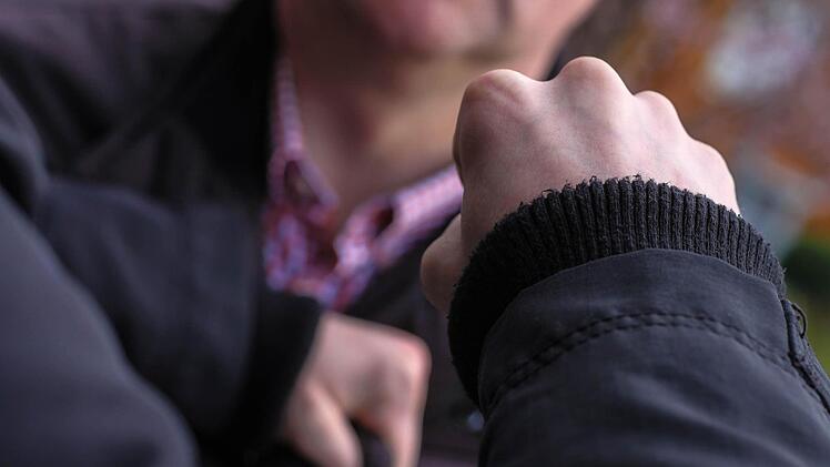 13 Anklagepunkte wegen Gewaltdelikten hat die Staatsanwaltschaft Bayreuth gegen einen 35-Jährigen aus dem Raum Kulmbach aufgelistet. Symbolfoto: Christopher Schulz