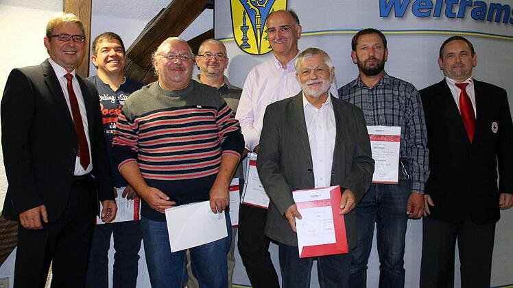 Sie geben regelmäßig ihr Blut und retten so Leben: Weitramsdorfer Bürger, die 25, 50, 75, 100 oder 125 Mal Blut gespendet haben, wurden beim Ehrungsabend der Gemeinde im Rathaus von Bürgermeister Wolfgang Bauersachs (links) und Bernd Walter vom BRK-Kreisverband Coburg (rechts) ausgezeichnet. Erstmals erreichte mit Walter Vießmann (vorn) ein Weitramsdorfer den Spitzenwert von 150 Blutspenden. Im Bild (von links): Bauersachs, Mike Zeller, Karlheinz Kaiser, Berndt Gutgesell, Michael Dück, Walter...