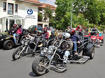 Elf Trikes, ein Quad und ein Motorrad starteten mit Bewohnern und Betreuern des Lebenshilfe-Wohnheims in Bad Kissingen zu einem Ausflug in die Rhön. Foto: Sigismund von Dobschütz
