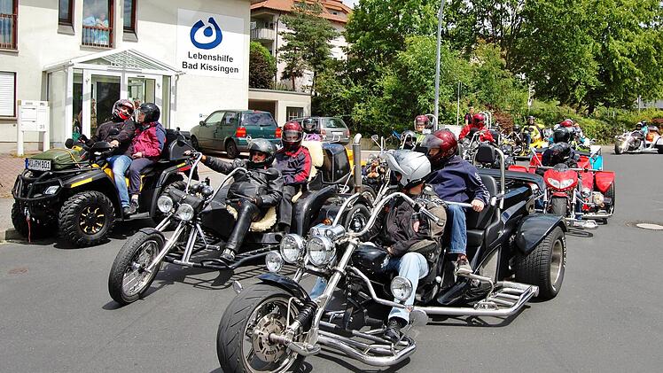 Elf Trikes, ein Quad und ein Motorrad starteten mit Bewohnern und Betreuern des Lebenshilfe-Wohnheims in Bad Kissingen zu einem Ausflug in die Rhön. Foto: Sigismund von Dobschütz