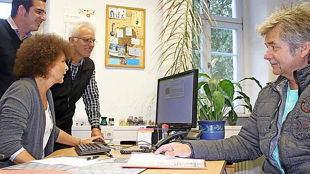 Maximilian Neeb, Cornelia Polzin und R&uuml;diger R&ouml;&szlig;le (von links) beraten einen Kunden mit seiner Rentenauskunft. Foto: Nelly Ritz