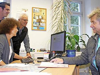 Maximilian Neeb, Cornelia Polzin und Rüdiger Rößle (von links) beraten einen Kunden mit seiner Rentenauskunft. Foto: Nelly Ritz
