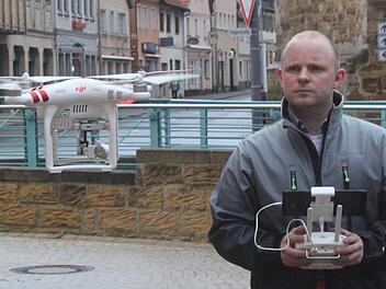 Marco Freitag mit einer seiner Drohnen. 2016 gründete der 28-jährige Landmaschinenmechaniker seine Firma "MF Drone Flight". Vom Boden aus sieht er auf dem Display in Echtzeit die Bilder, die seine Drohne gerade aufnimmt.  Foto: Matthias Einwag