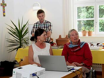 Cornelia Kucich und Christl Wiedemann-Drobny erläutern das Dechsendorfer Modell, im Hintergrund Hans-Jürgen Heinzel. Foto: Richard Sänger