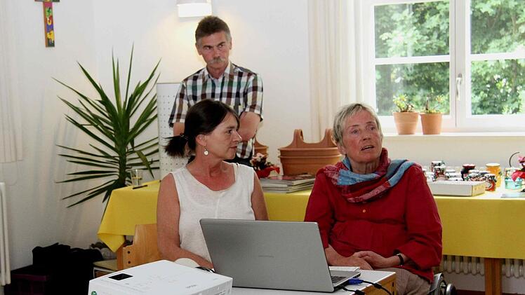 Cornelia Kucich und Christl Wiedemann-Drobny erläutern das Dechsendorfer Modell, im Hintergrund Hans-Jürgen Heinzel. Foto: Richard Sänger