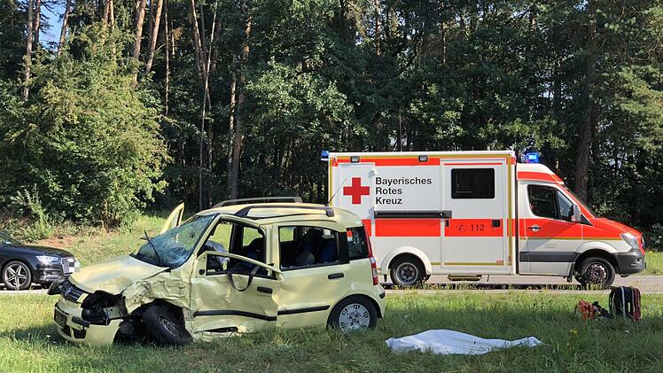 T&ouml;dlicher Unfall auf der Staatsstra&szlig;e 2222 bei Pleinfeld im Landkreis Wei&szlig;enburg-Gunzenhausen. Foto: NEWS5 / Goppelt