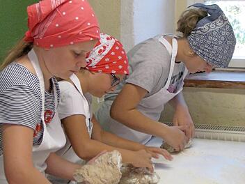 Kr&auml;ftig wurde der Teig geknetet. Foto: LRA