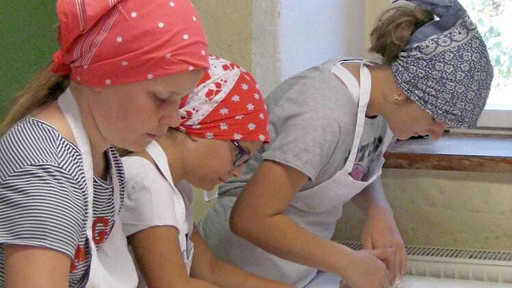 Kr&auml;ftig wurde der Teig geknetet. Foto: LRA