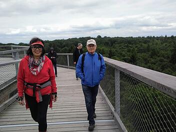 Elisabeth und Karl Neidhardt bei der Vorbereitung zu einem Nordic-Walking-Ausflug rund um den Baumwipfelpfad im Steigerwald  Foto: hr