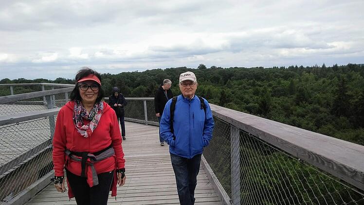 Elisabeth und Karl Neidhardt bei der Vorbereitung zu einem Nordic-Walking-Ausflug rund um den Baumwipfelpfad im Steigerwald  Foto: hr