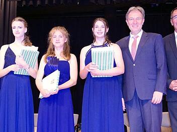 Bürgermeister Jens Korn (links) sowie (ab zweiter von rechts) Landrat Klaus Löffler sowie Direktor Uwe Schönfeld freuen sich mit den Jahrgangsbesten (ab Zweite von links) Lena Schubert, Julia Suranovsky und Katrin Schnell.  Foto: Heike Schülein