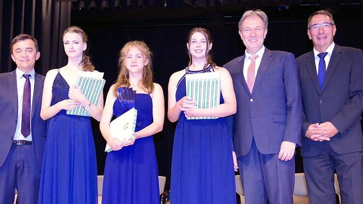 Bürgermeister Jens Korn (links) sowie (ab zweiter von rechts) Landrat Klaus Löffler sowie Direktor Uwe Schönfeld freuen sich mit den Jahrgangsbesten (ab Zweite von links) Lena Schubert, Julia Suranovsky und Katrin Schnell.  Foto: Heike Schülein