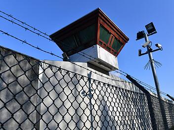 Ein 52 Jahre alter Gefangener der JVA Tegel hat zwei Gitterstäbe seiner Zelle aufgeschweißt und sich aus dem Fenster abgeseilt. Foto: Paul Zinken/dpa