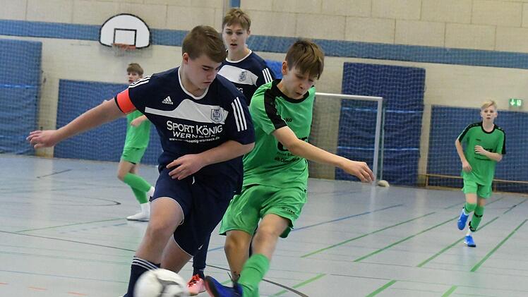 Bis ins Finale hatten sich die U-15-Kicker des SV Garitz (in grün, hier im Spiel gegen den TSV Münnerstadt) vorgekämpft und unterlagen dort dem TSV Aubstadt erst im Achtmeterschießen. Foto: Hopf