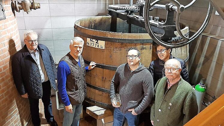 Am 4777 Liter fassenden Maischbottich im Erdgeschoss des ehemaligen Kommunbrau- und Rathauses (von links): der Königsberger Bürgermeister Claus Bittenbrünn,Landtagsabgeordneter Steffen Vogel, der Vorsitzende der Rennwegbrauer, Oliver Schineller, der Vorsitzende des Ortsverschönerungsvereins, Gerhard Ploch, und Wolfgang Jagla, ebenfalls von den Rennwegbrauern.  Foto: Helmut Will