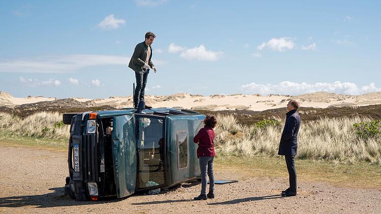 Das Tatfahrzeug wird komplett ramponiert auf einem einsamen Parkplatz im Naturschutzgebiet gefunden. Feldmann (Oliver Wnuk, oben) erläutert Ina Behrendsen (Julia Brendler) und Carl Sievers (Peter Heinrich Brix) seine Theorie.